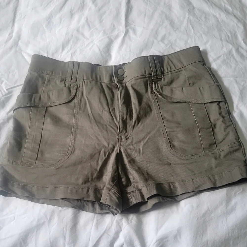 Democracy Olive Green Utility Shorts Women's Size 16 - Picture 1 of 5